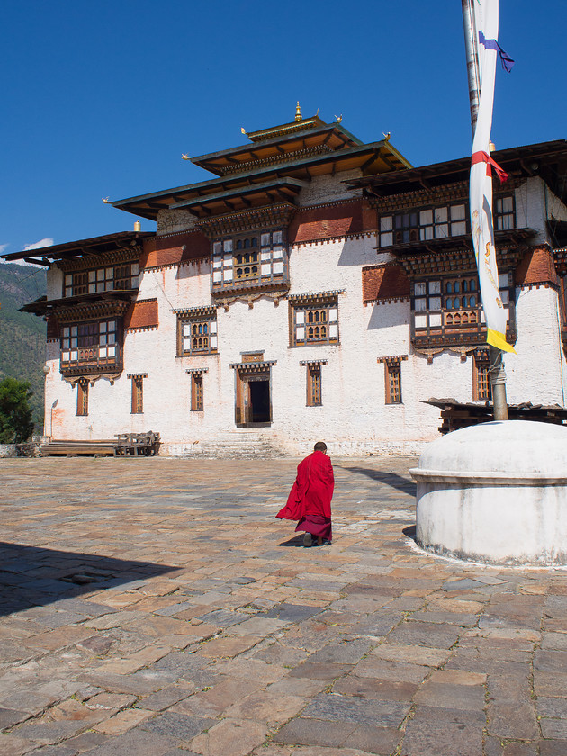 Trashigang Dzong 
 Keywords: Bhutan, Eastern Bhutan, Olympus, Trashigang, Trashigang Dzong, dzong, monk, people