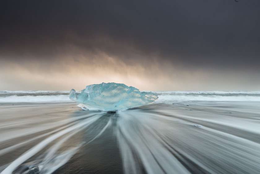 DSC8877 
 Blue Ice Trails, Jkulsrln 
 Keywords: Iceland, Jökulsárlón, beach, black sand, ice, waves, winter